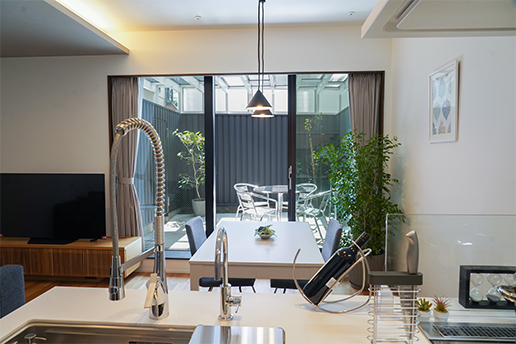 内部と外部の空間一体性と広さの「実感」