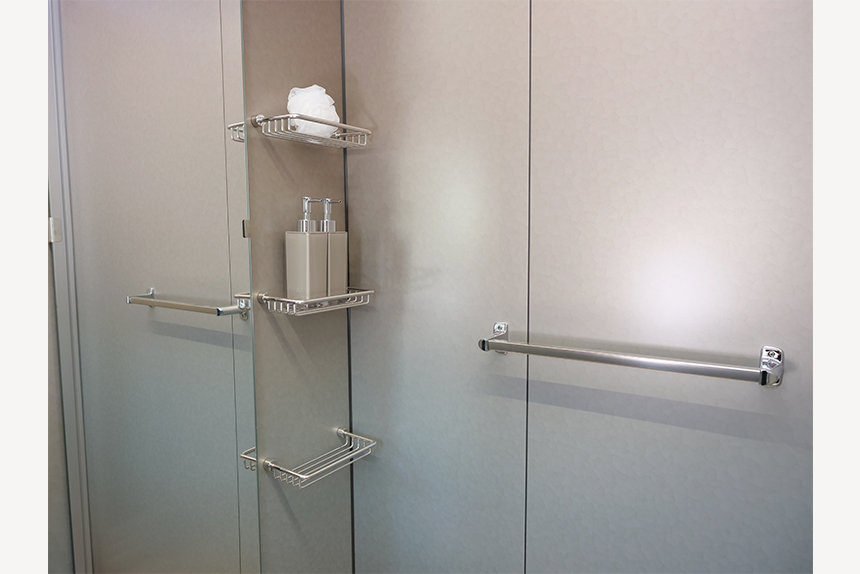 水捌け良くお掃除簡単なワイヤーシェルフ3段と浴室内タオル掛け
