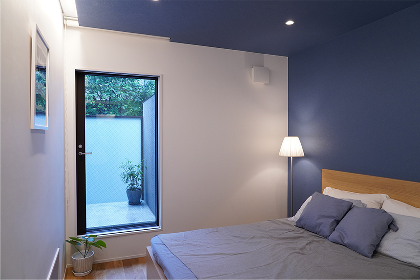 白壁に掛けた「額縁の中の絵」に見立てた1F寝室バルコニー