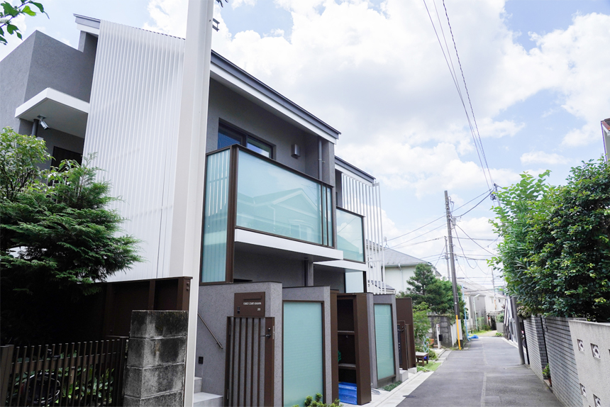 傾斜屋根と「奥まった窓」で醸す陰影(ファサードの特徴①)