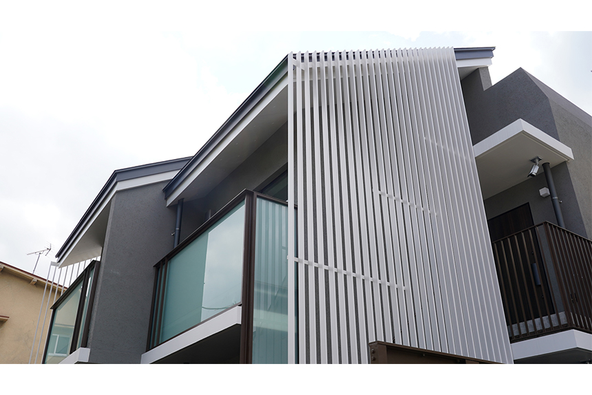 Human Scale感のある白格子(ファサードの特徴②)