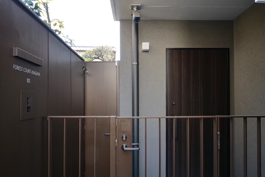 玄関前の各戸専用監視カメラ