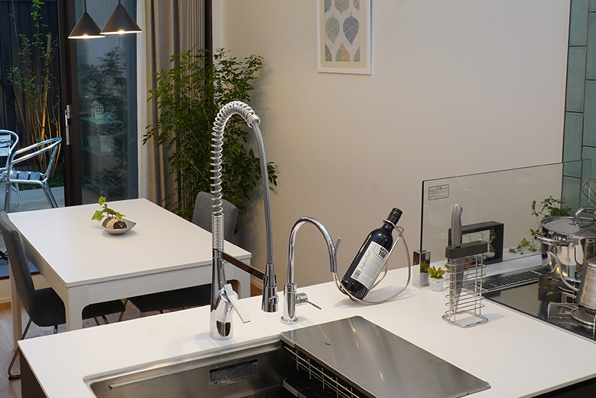 スタイリッシュなグースネック型キッチン水栓