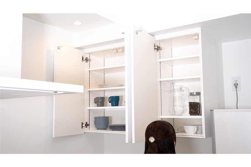 カップボード上段収納=観音開き棚収納