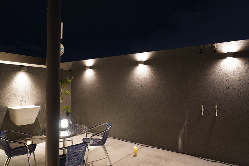 屋上壁面を照らすブラケット・ライト