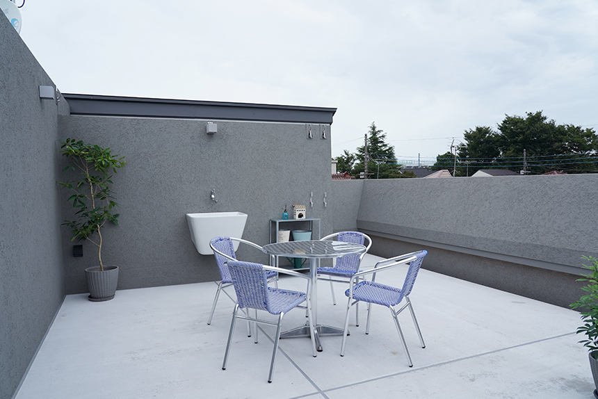壁高の変化で強調する屋上空間の「奥行き感」