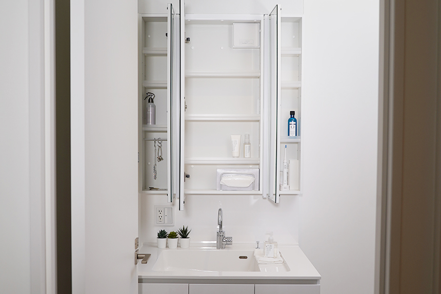 収納力と機能性のある3面鏡キャビネット